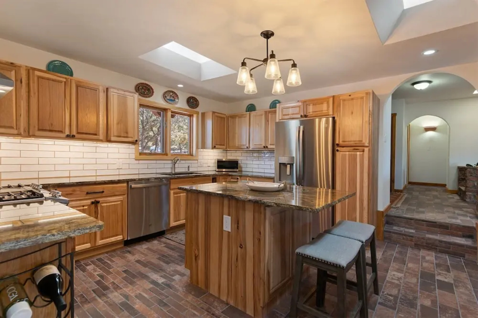 Sunlit Pines - Tucked in the Trees, Private Escape, Easy Drive to Plaza - NEW Listing