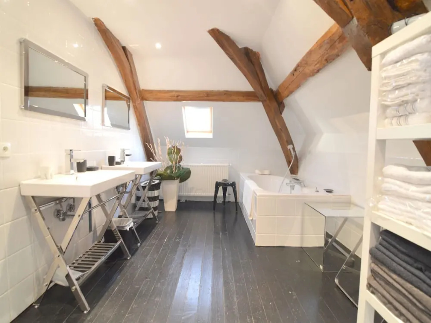 Mansion With all Modern Comforts, Swimming Pool, Large Garden and Stunning Views