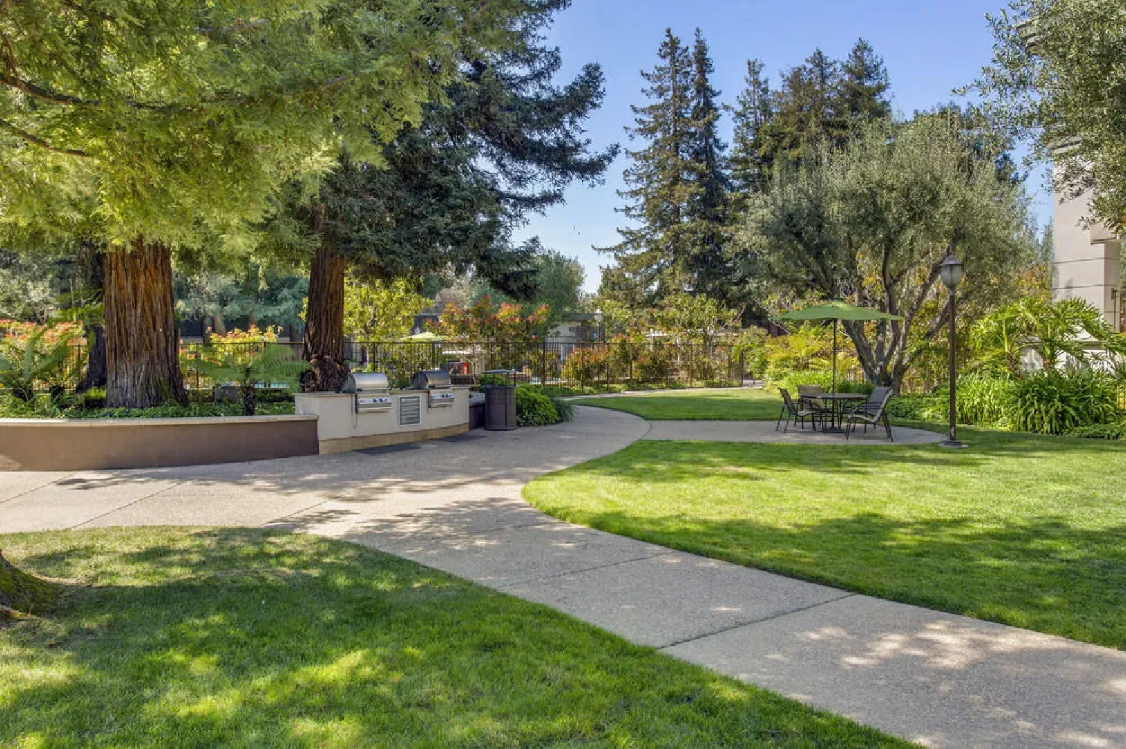 Oakwood Eaves Mountain View at Middlefield