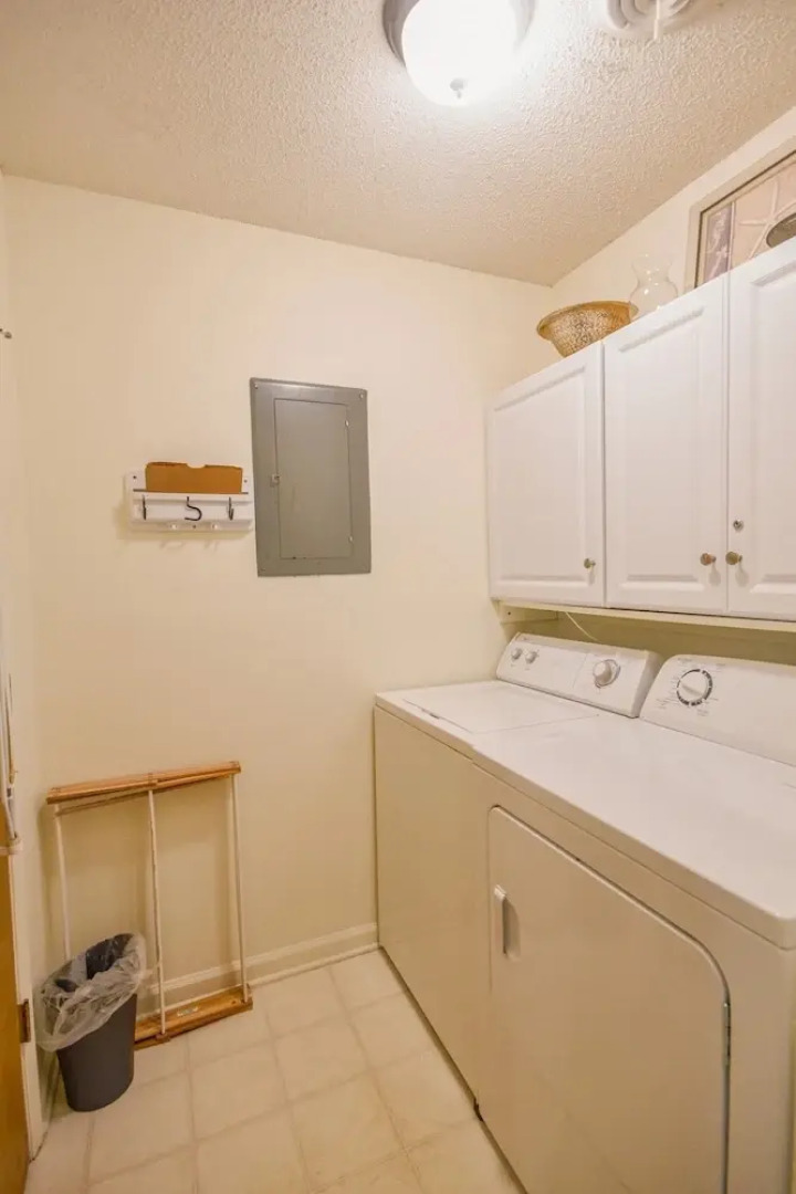 Hermitage 1g 2 Bedroom Condo by RedAwning