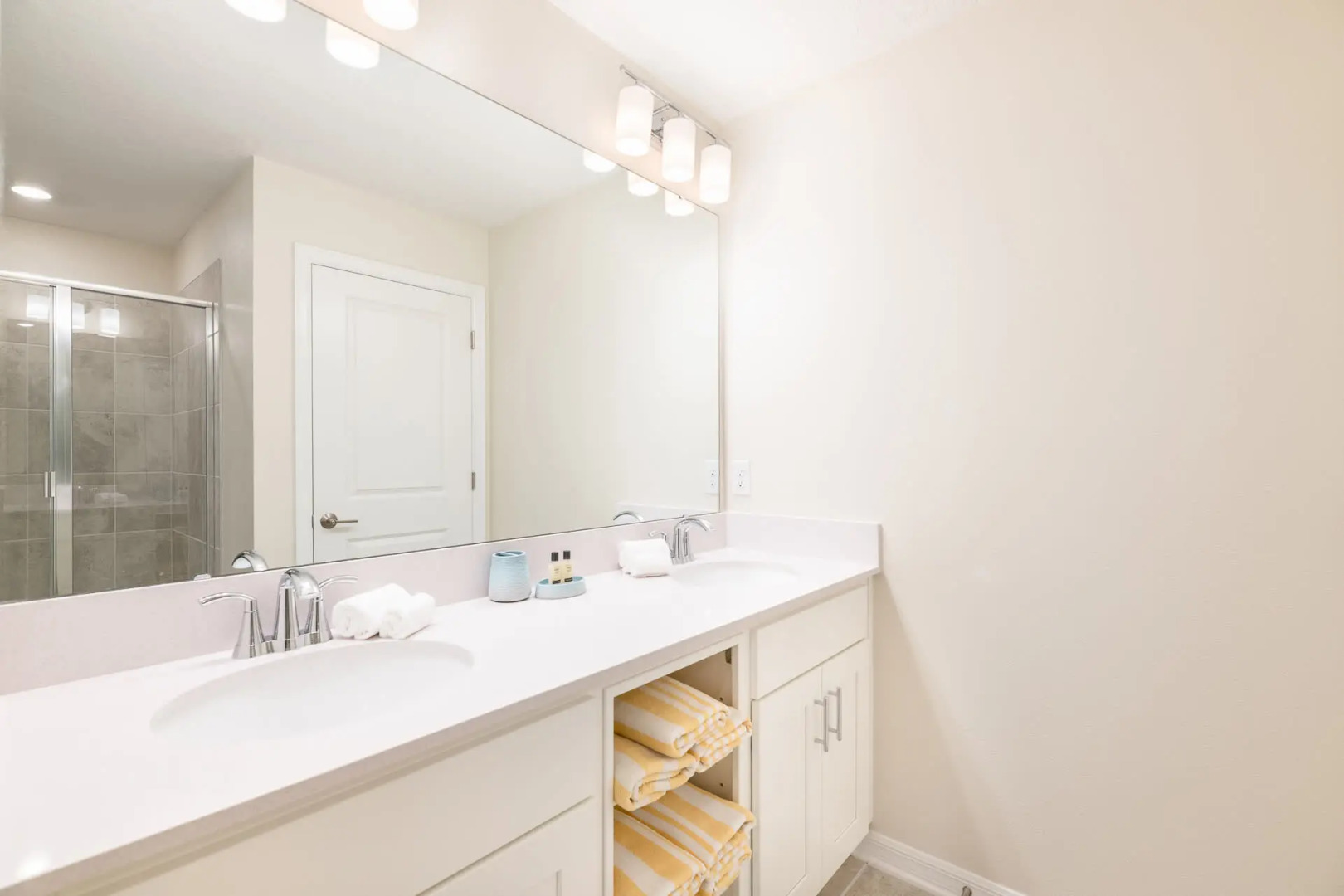 Charming condo with Mickey themed decorated bedroom near Disney