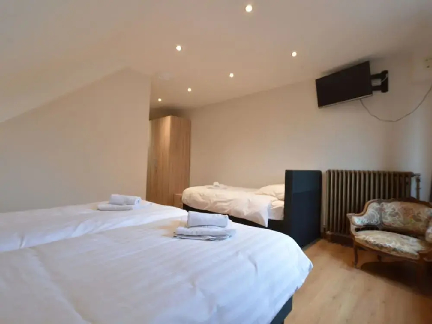 Detached Mansion For 10 People With Ginormous Garden In Linter