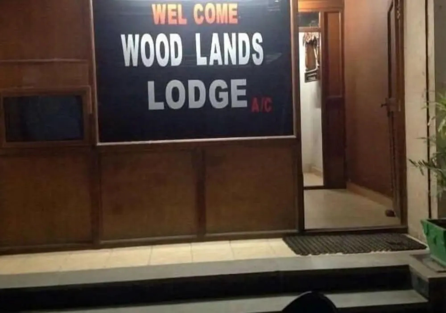 Woodlands Lodge By Iroomz