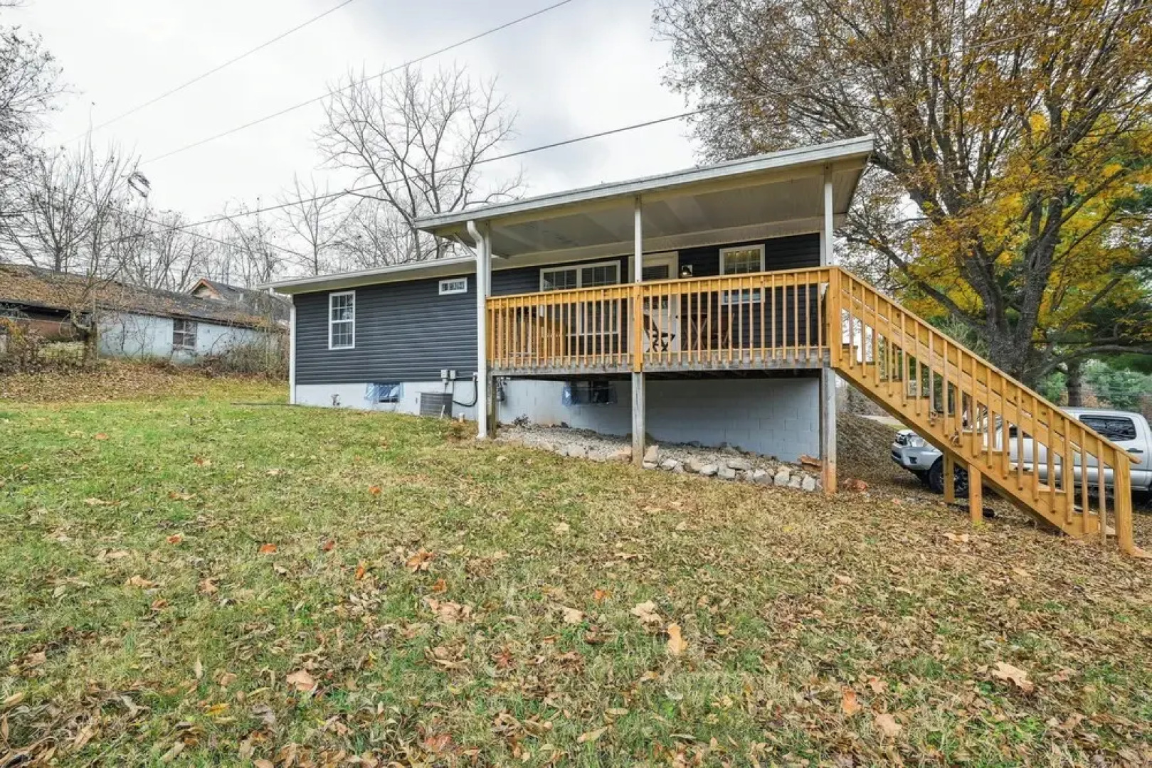 Vine Grove Home w/ Deck, 4 Mi to Saunders Springs!