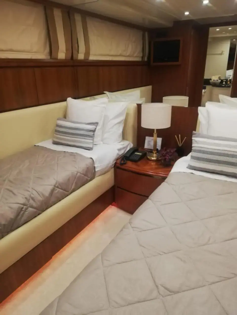Falcon superyacht 100ft
