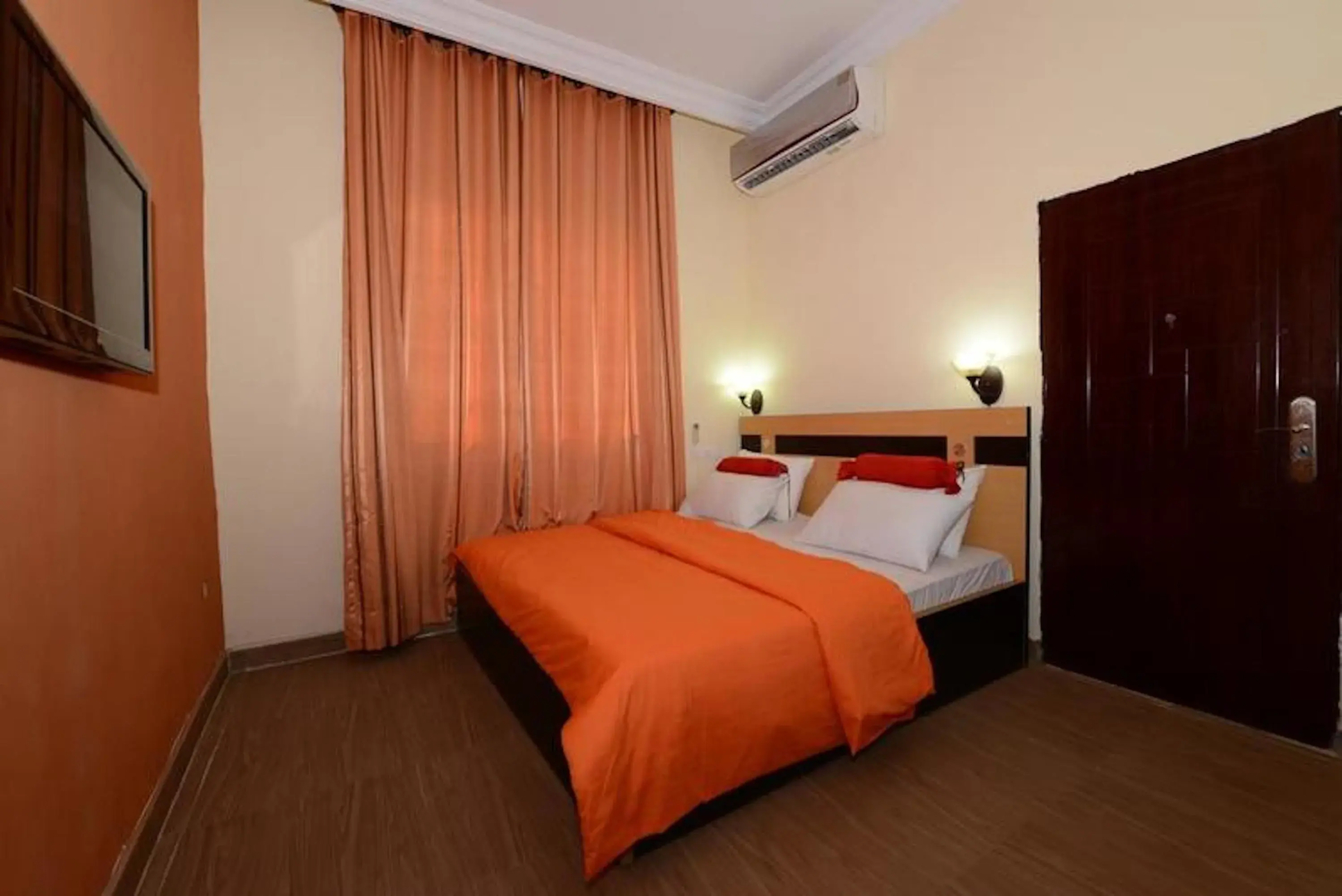 Momak 2 Hotel & Suites