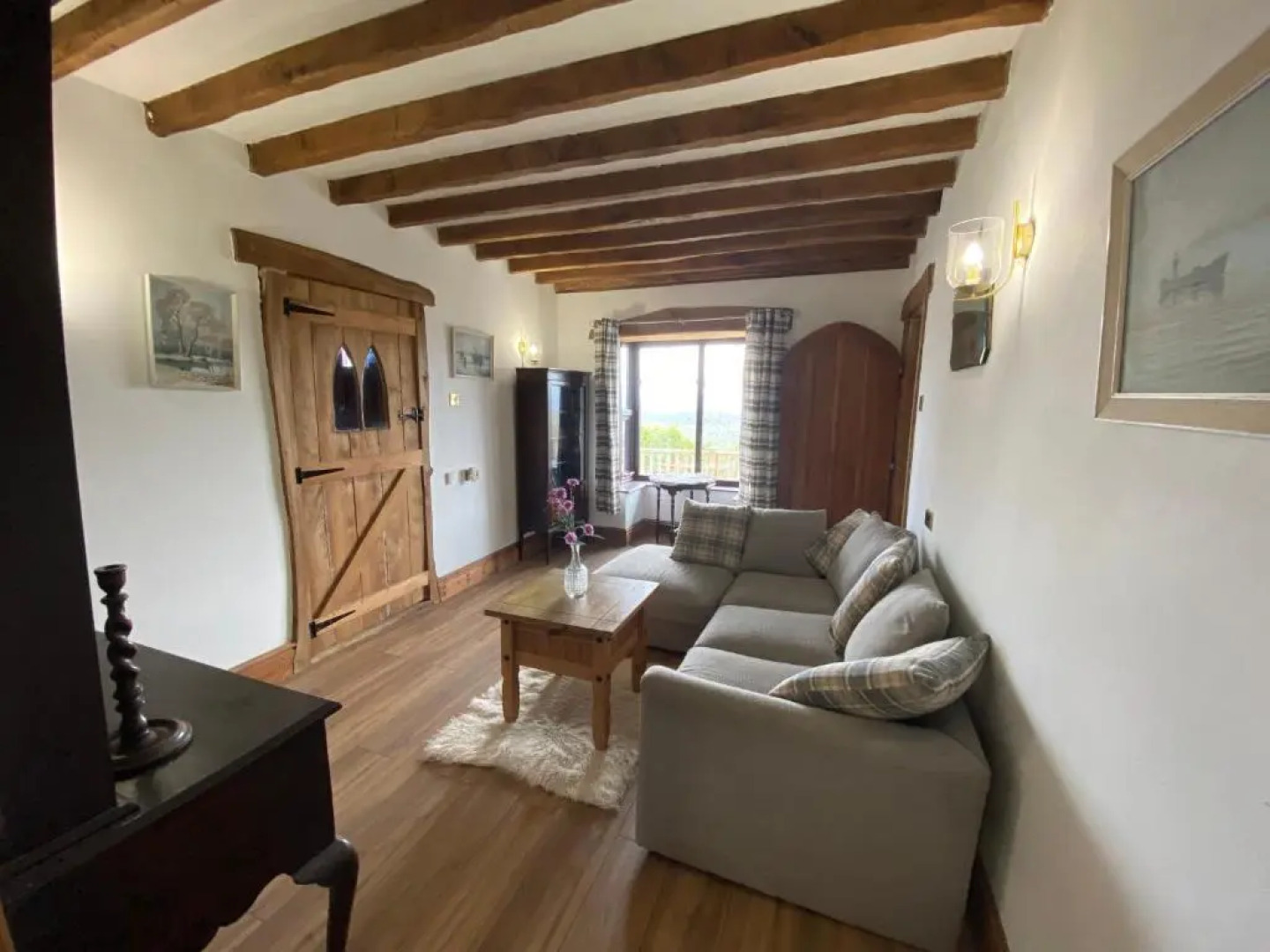 Beautiful secluded farmhouse with hot tub