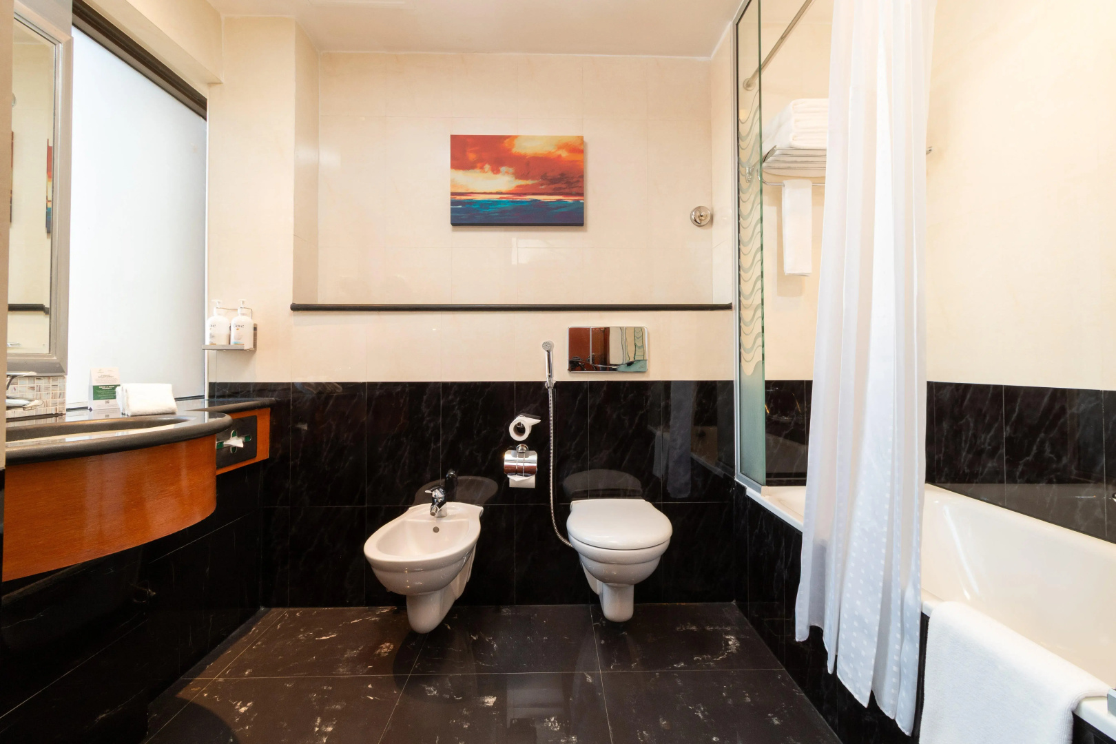 Holiday Inn Suites Kuwait Salmiya