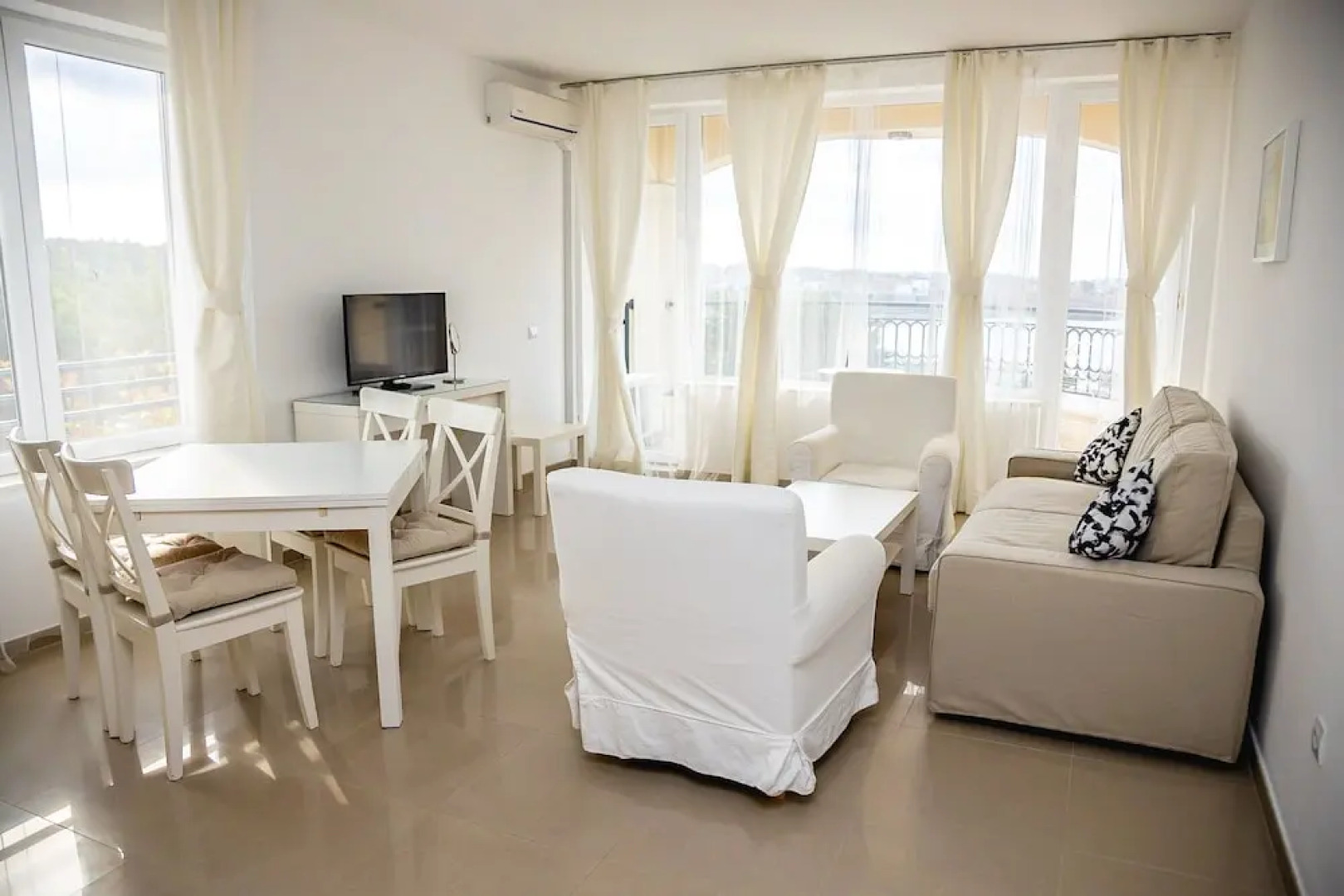 FM Deluxe 2-BDR Apartment in Sun Resort with Sea View