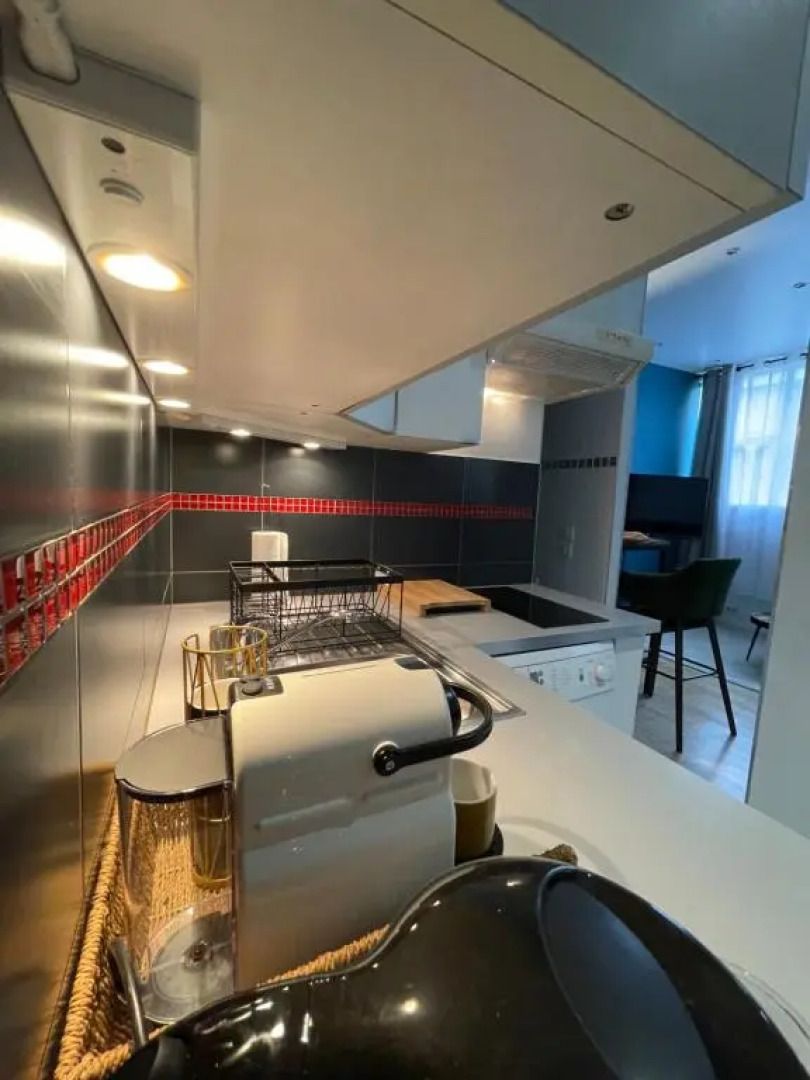 Très beau Studio Lumineux refait a Neuf !