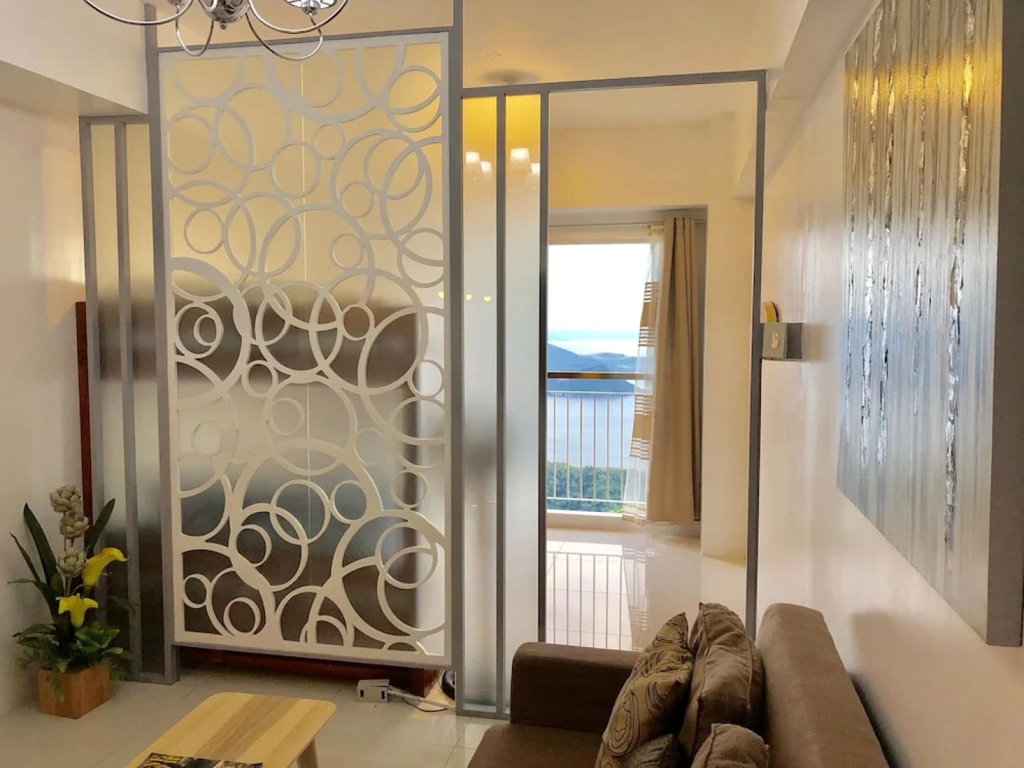 Dr. Calayan's Cozy Wind Residences Tagaytay Taal View