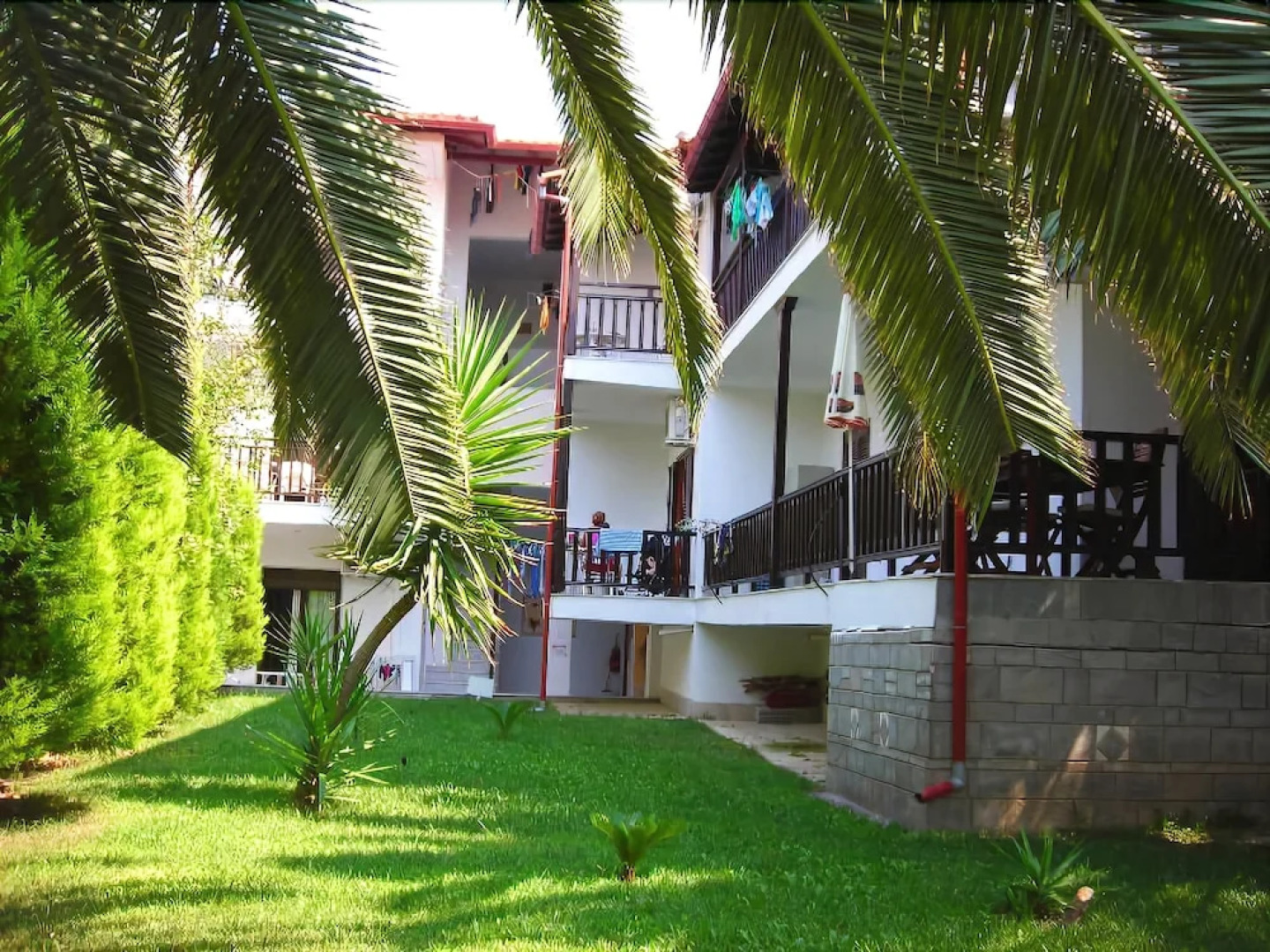 Pella House Studios & Apartments