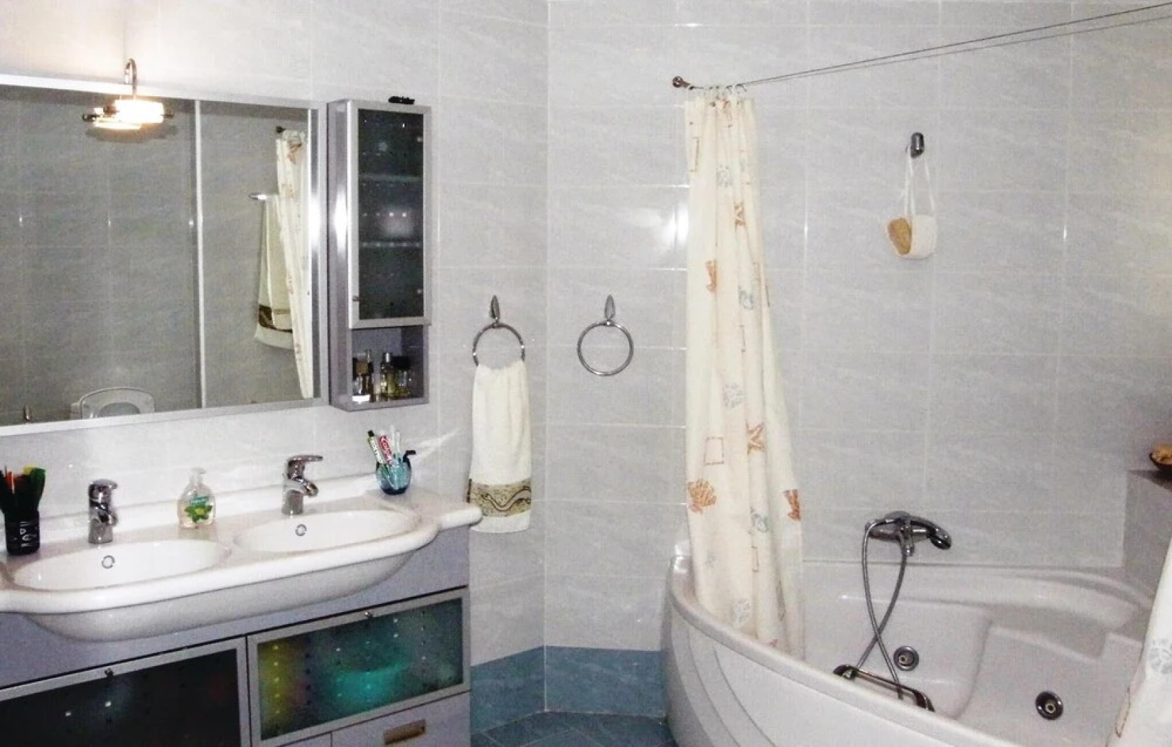 Amazing Home in Kamena Vourla With Wifi and 9 Bedrooms