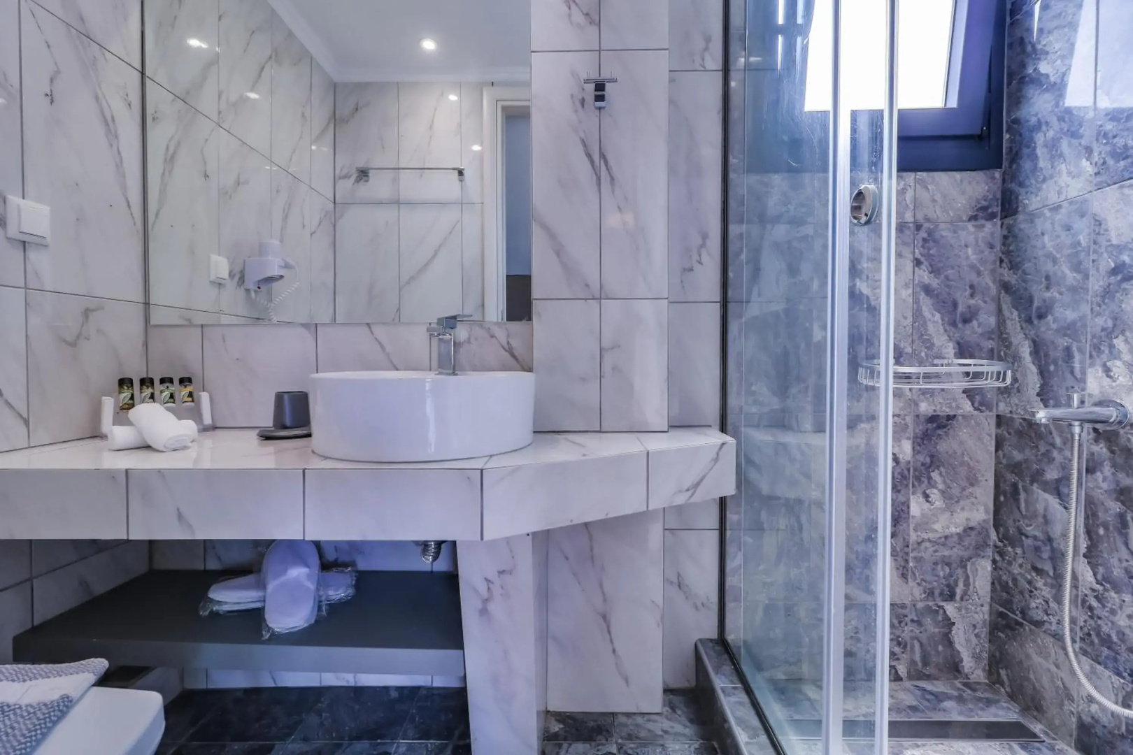 Theros Villas & Suites