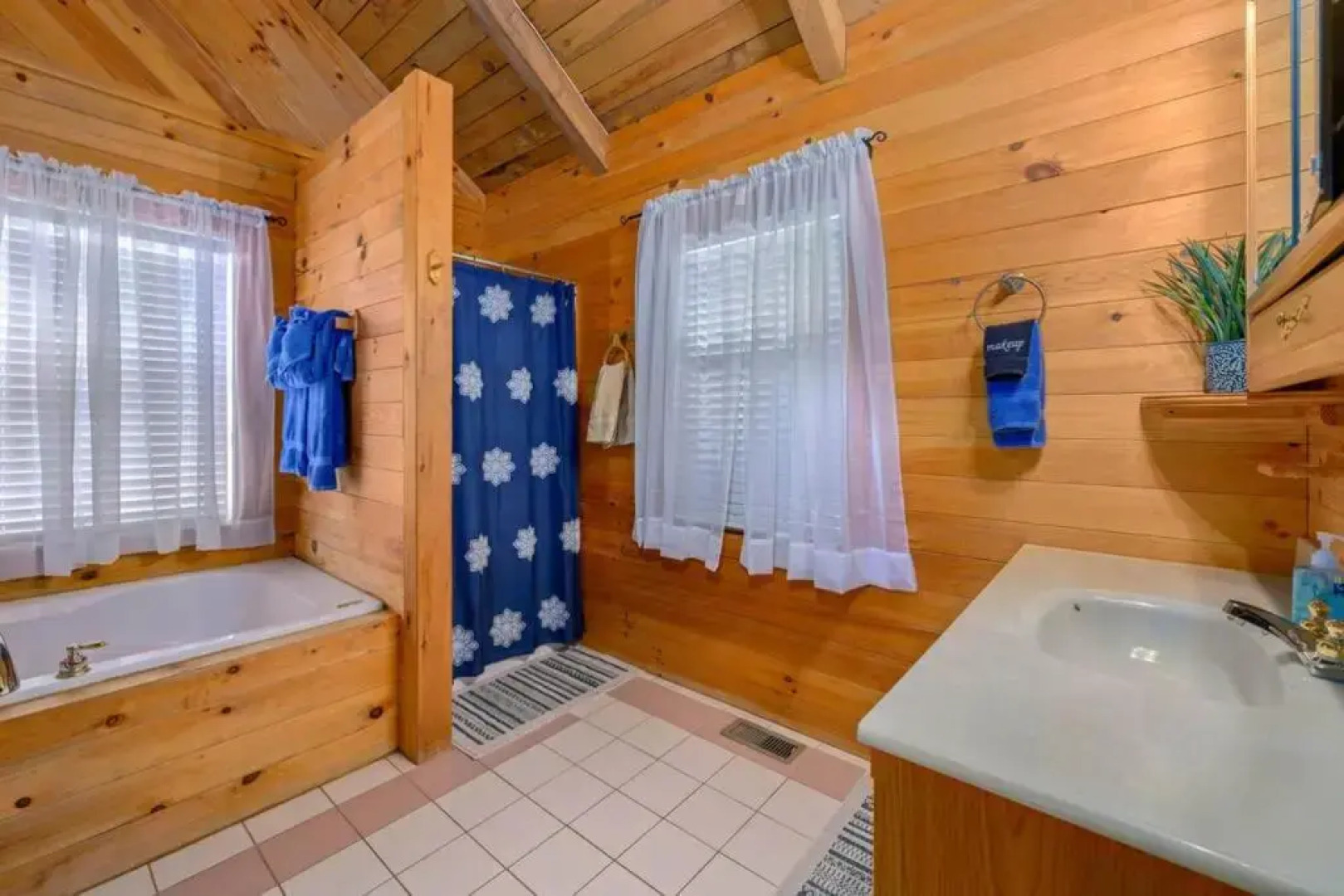 Beautiful View! Log cabin,Fireplace,Hot Tub,Arcade,Pool,Fishing