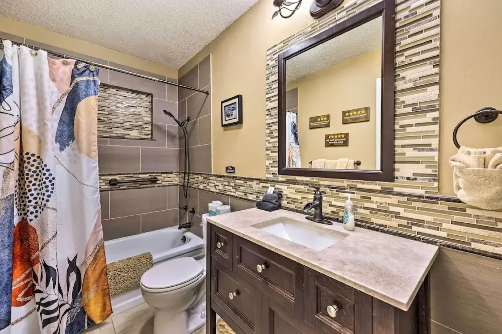 Holiday Island Home: Hot Tub & Wood Stove!