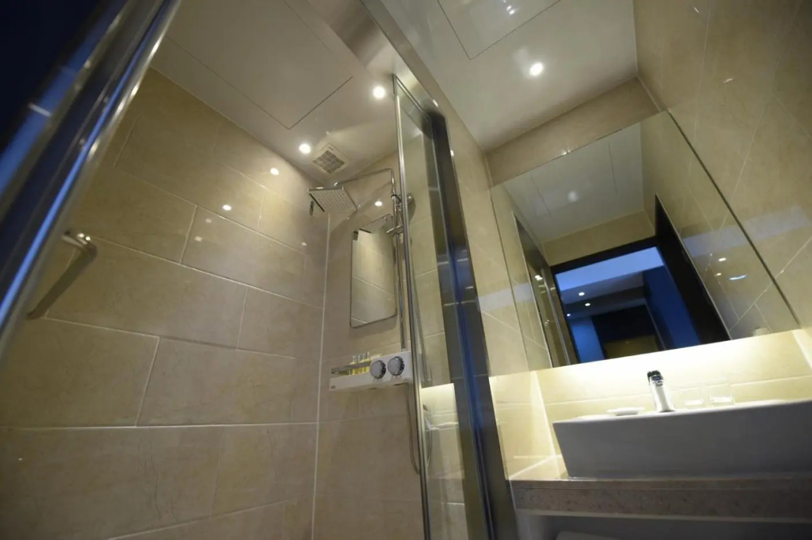 Geoje Art Nouveau Suite Hotel