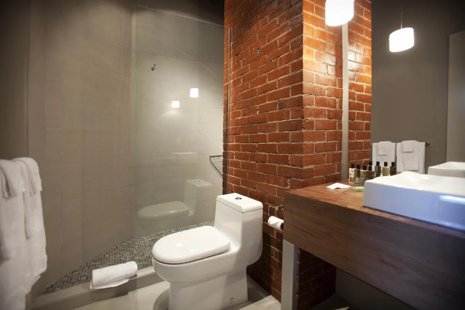 Le Pleasant Hôtel & Café