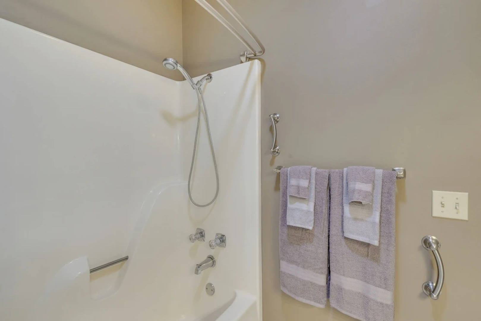 Bella Vista Home w/ Kayaks & Deck on Loch Lomond!