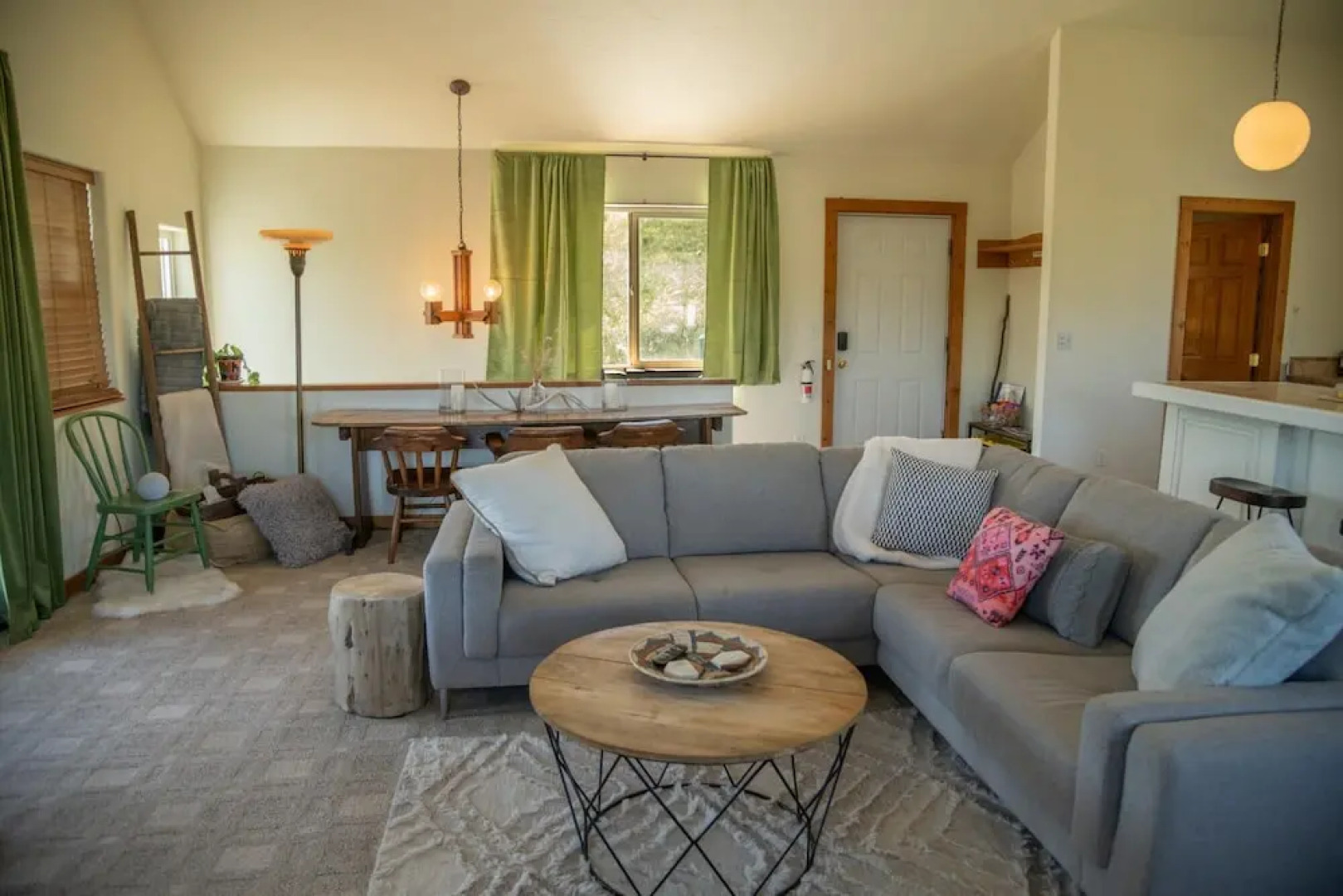 Pet Friendly Downtown Green Cabin Haven