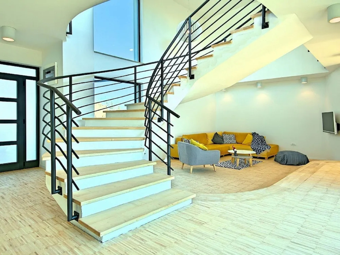 Lush Villa in Belavici with Pool & High-End Kitchen