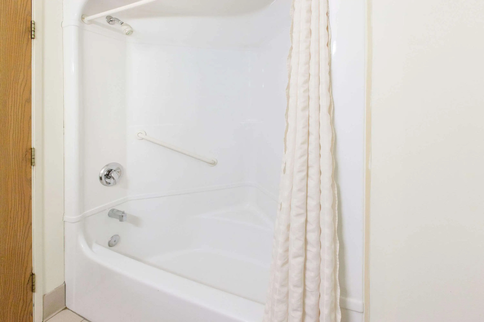 Travelodge by Wyndham Romulus Detroit Airport