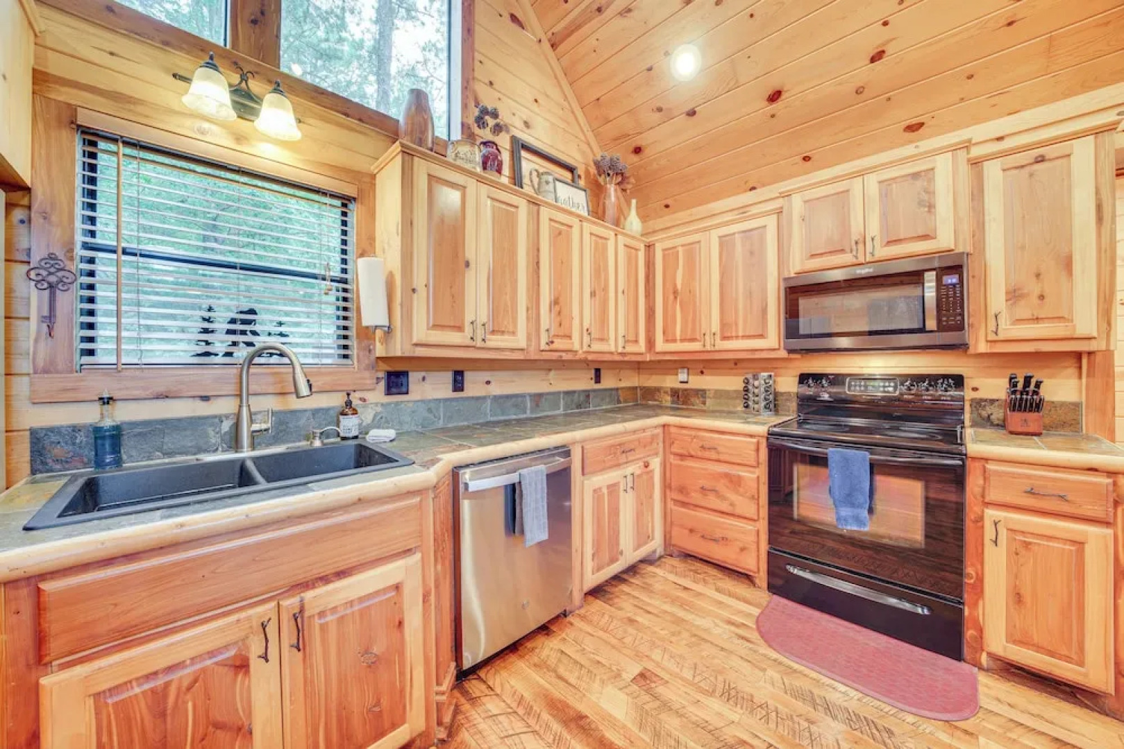 Cabin w/ Hot Tub & Wraparound Deck in Broken Bow!