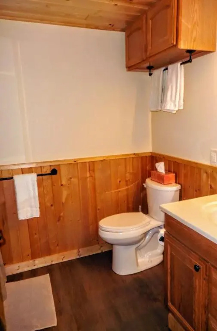 Knotty Pine- White Pine