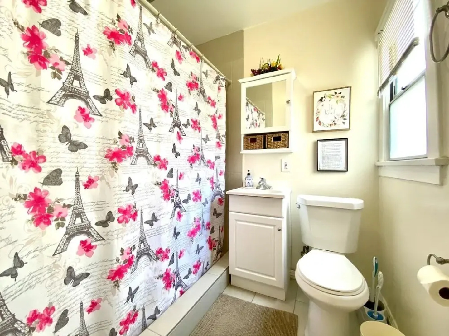 10 Min To The Beach! Perfect For A Family Or Friend Group. Self Check-in & Recently Renovated 2 Bedroom Apts by RedAwning