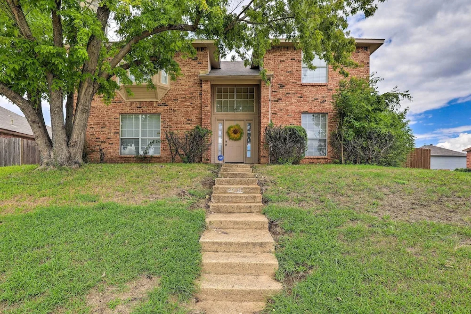 16 Mi to Dtwn Dallas: Spacious Home w/ Yard!