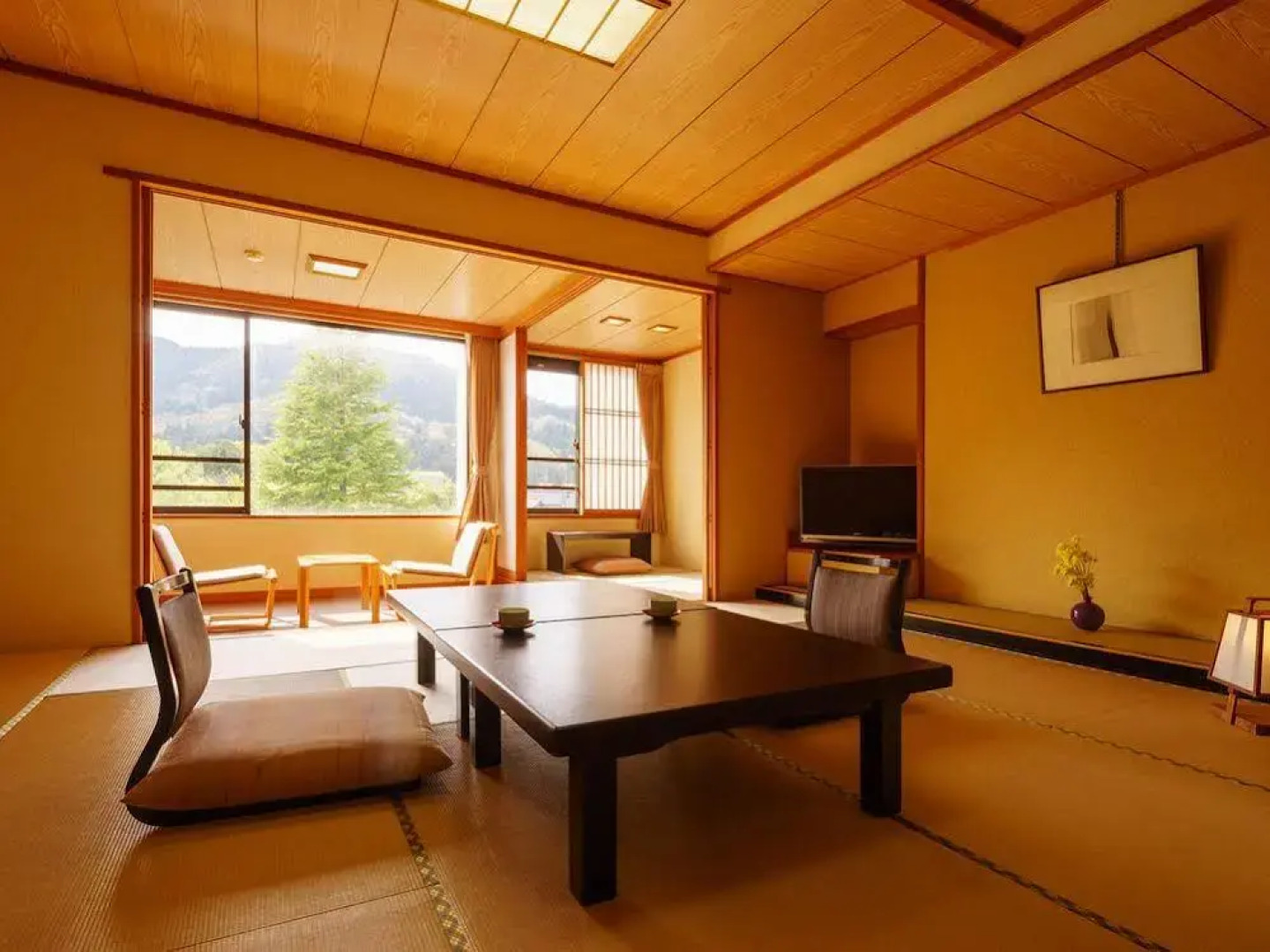 Hotel Hoho "A hotel overlooking the Echigo Plain and the Yahiko mountain range"