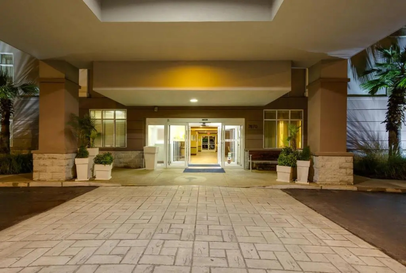 Holiday Inn Express & Suites Charleston - Northwoods by IHG