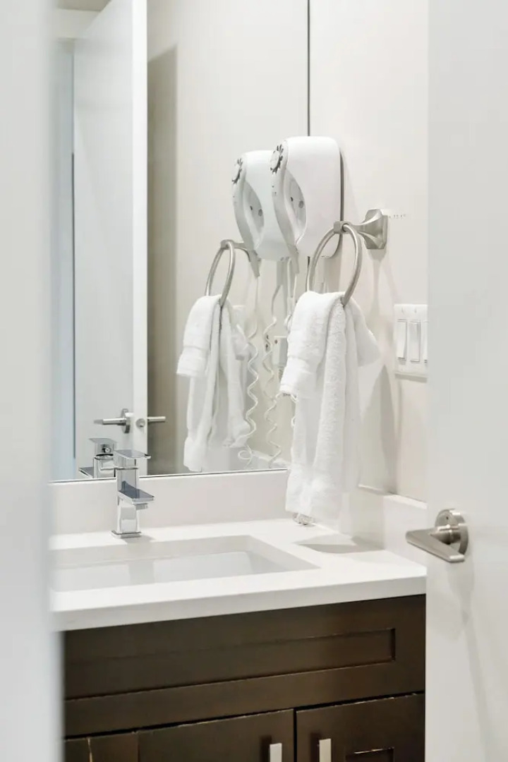 Rooftop Paradise Luxe 2BR  Lake Views