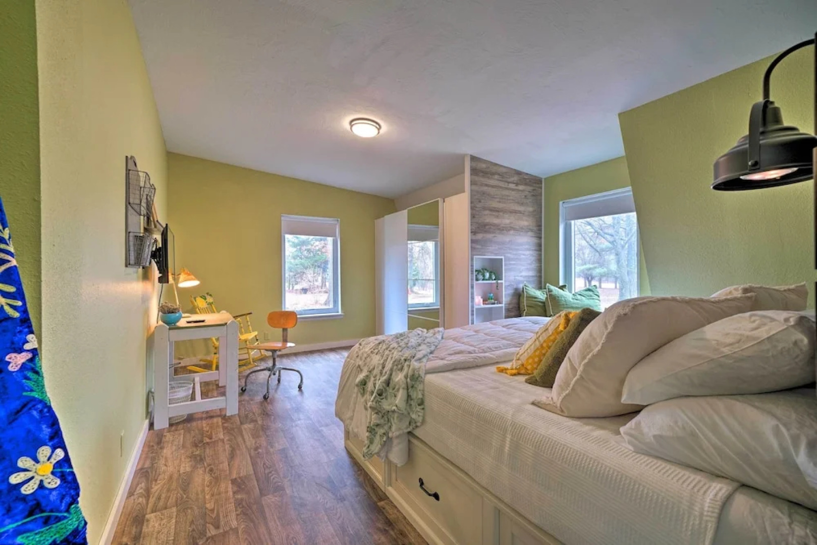 Bohemian Home w/ Screened Porch, 3 Mi to Lake!