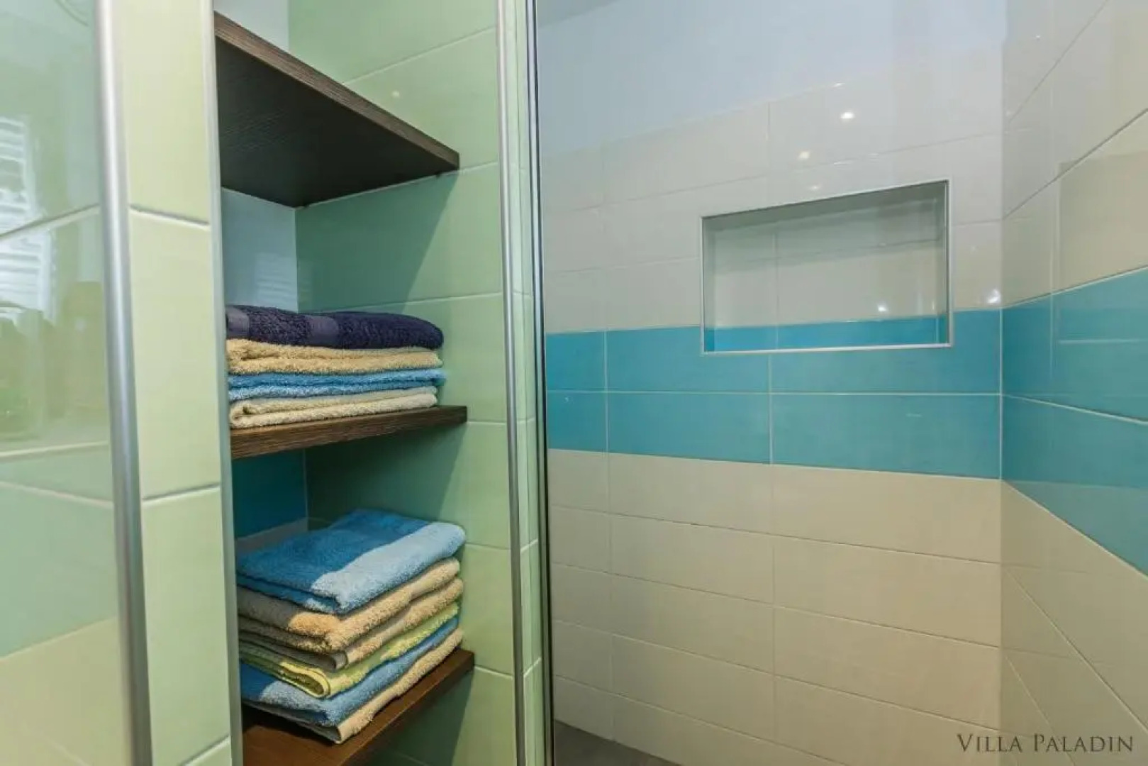 Villa Paladin - Spacious Villa with Pool near Garden Resort - 7 Min walk