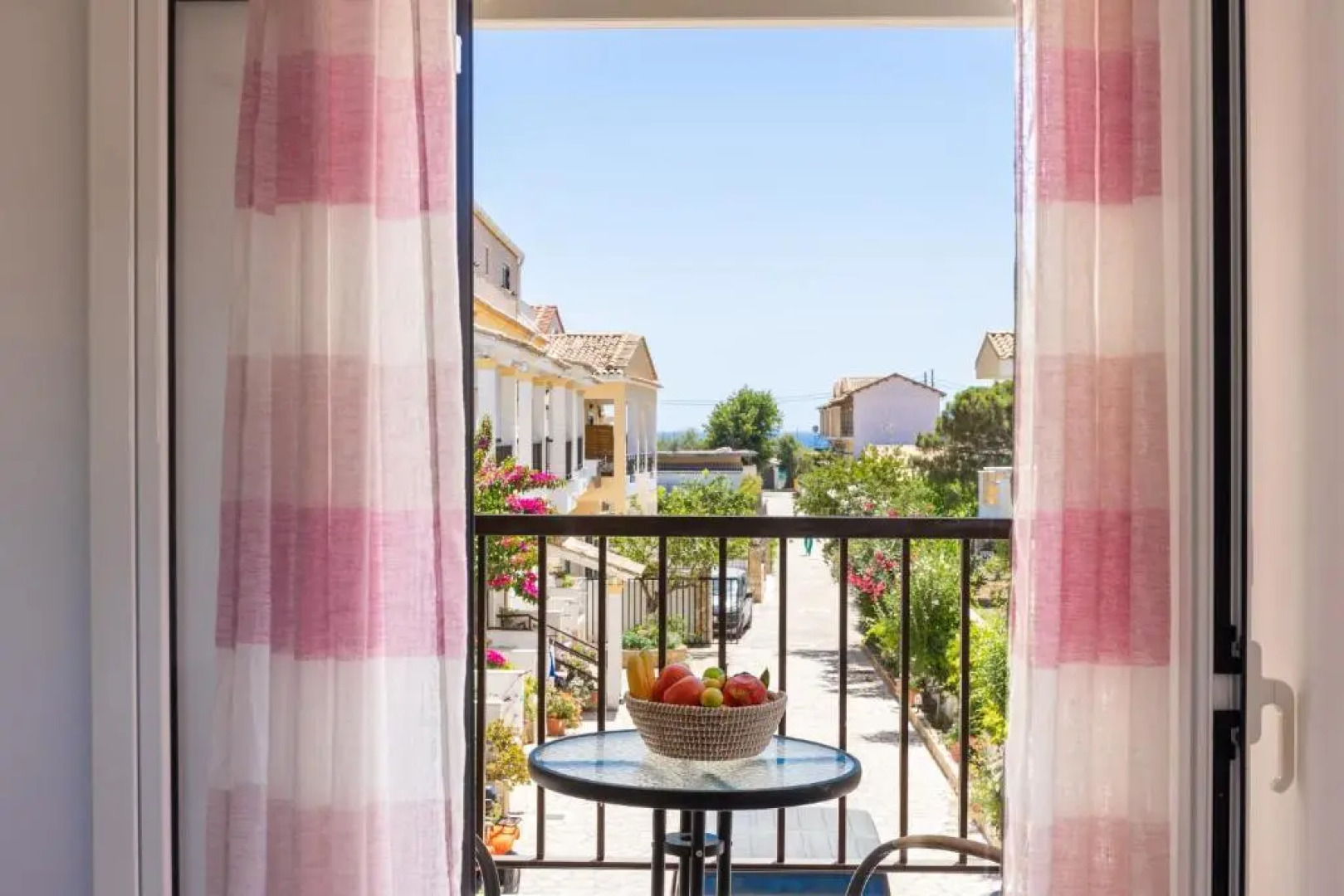 Dora Pool Studios by Konnect,150m from the Beach