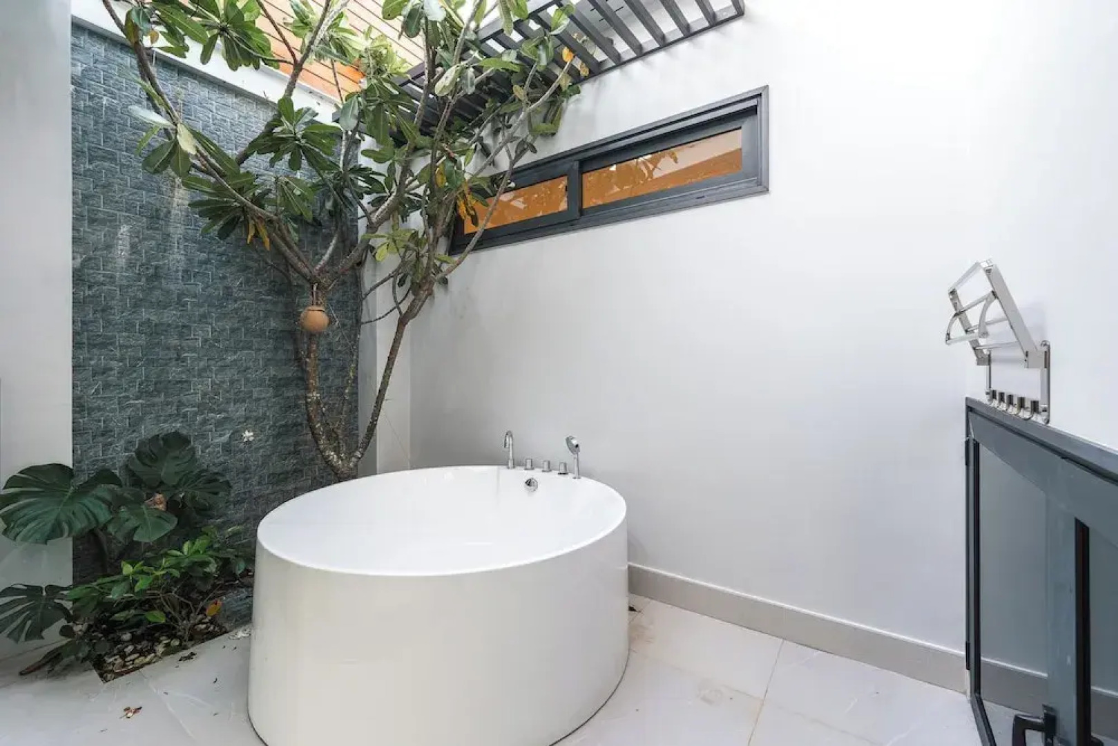 Pool Villa  Bathtub  Pool Table V215