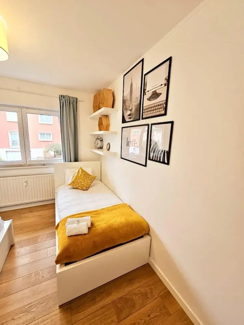 Bright 2 bedrooms flat w parking&balcont