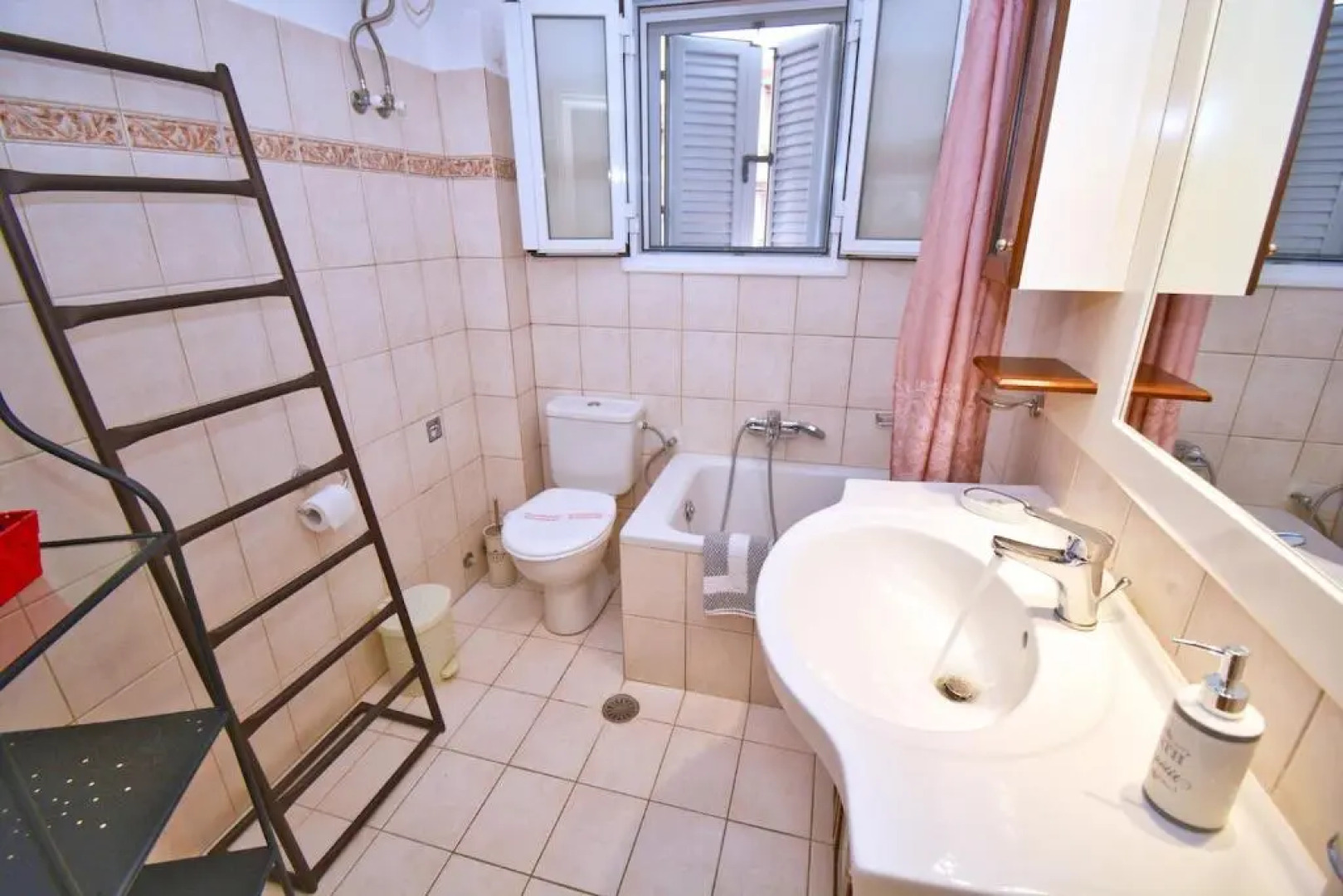 Cha Nanakas Village Inn