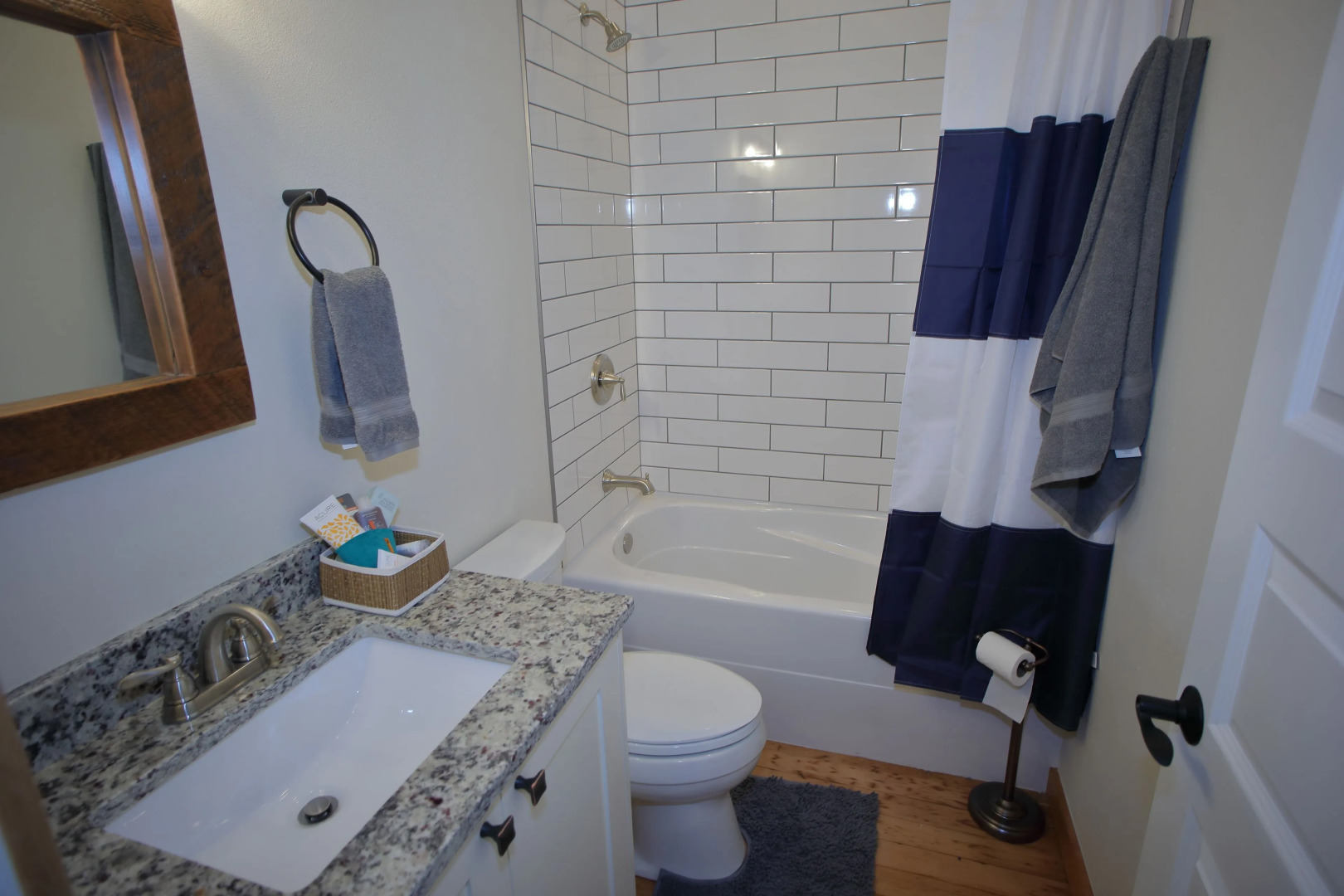 Onemish Lodge - Five Bedroom Home with Mountain View