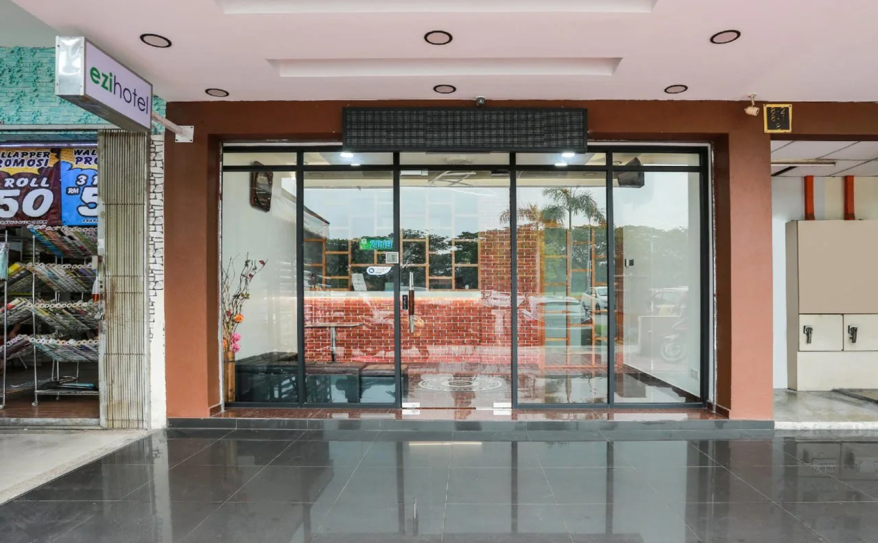 OYO 89407 EZI Hotel
