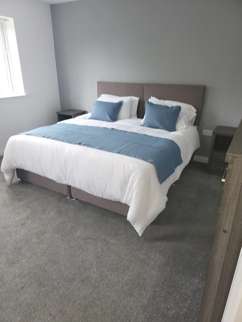 4 Bedroom Home Tameside, Grt Manchester Sleeps 7