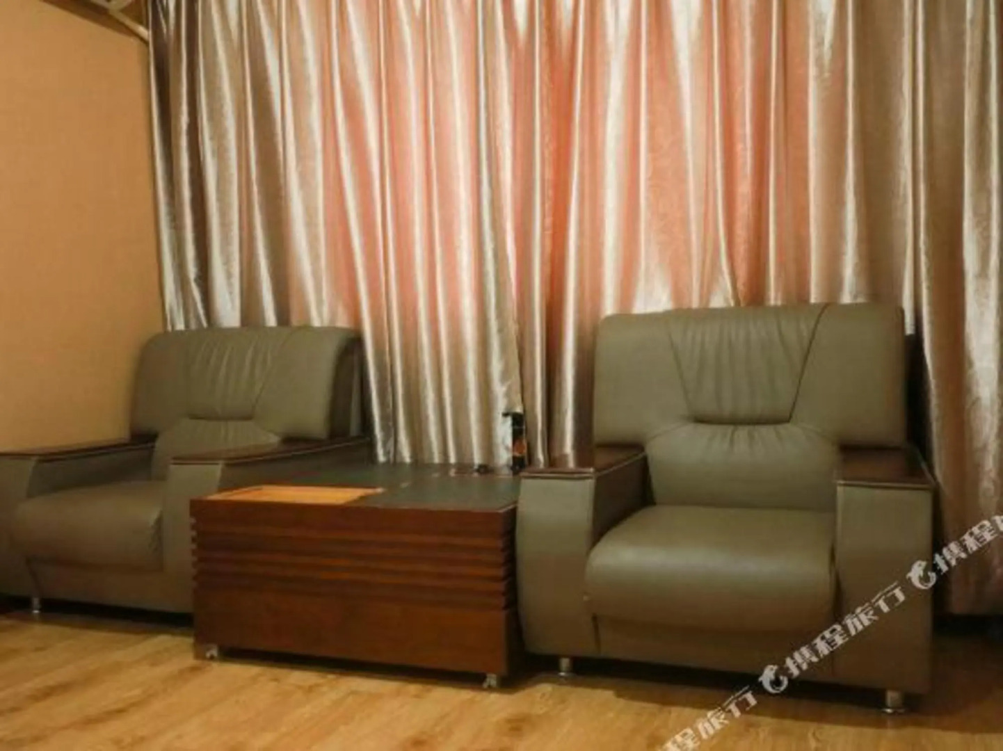 Yijialong Express Hotel (Zhangjiakou South Railway Station Construction Engineering College Store)