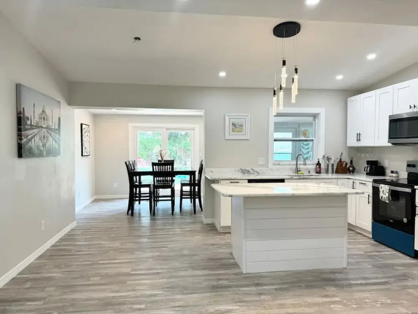 Fresh Renovated Pool Home w 5 Bedrooms Near Beach