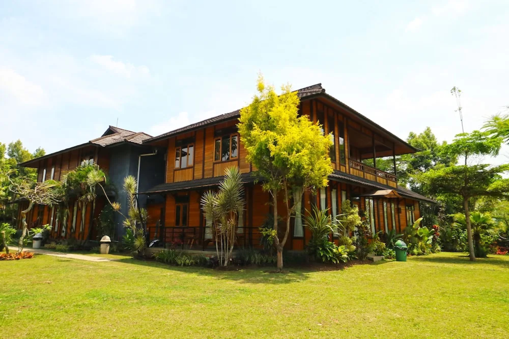 Villa Gardenia Bandung by ZUZU