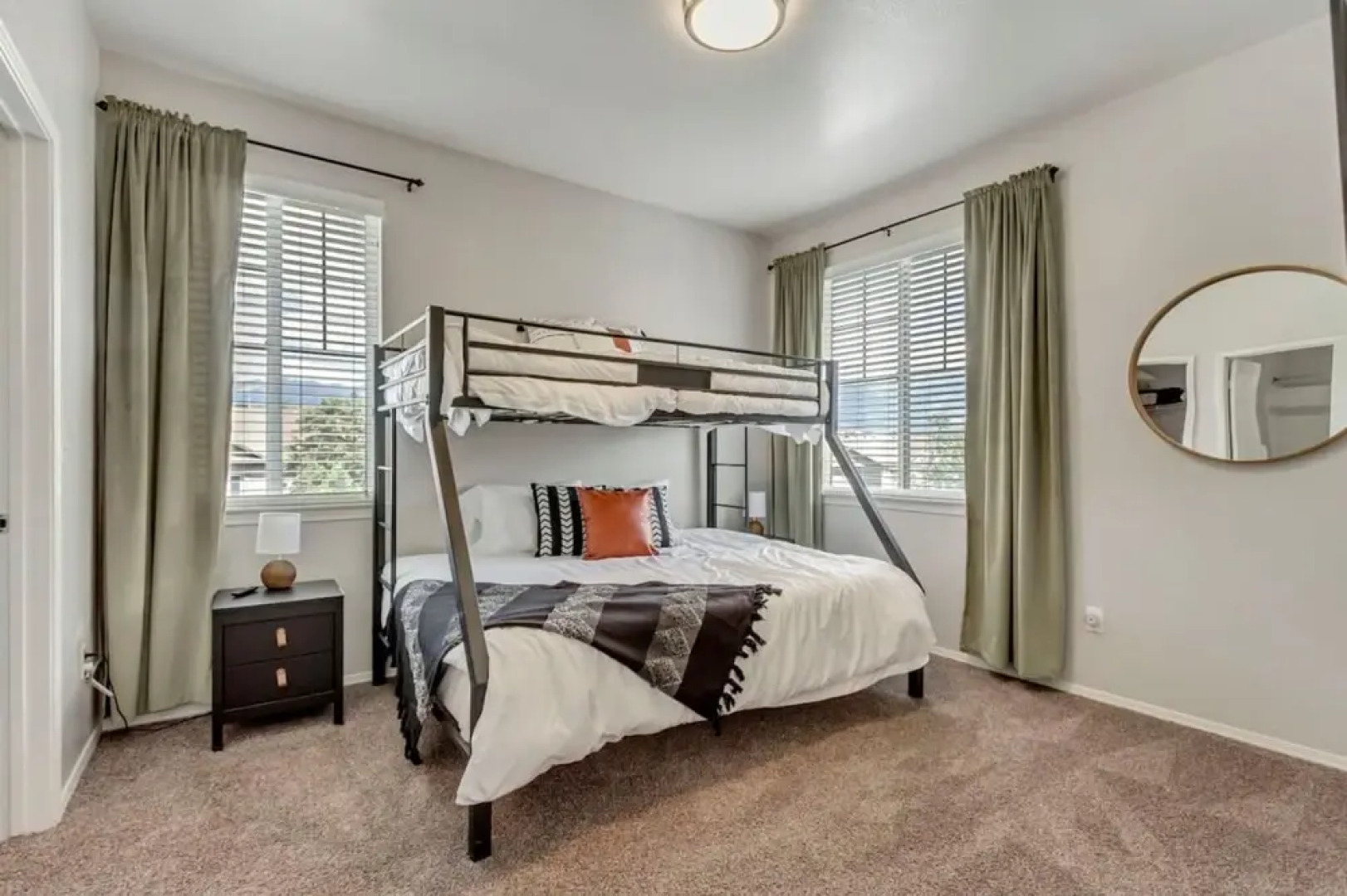 Quiet Apt - Close to Davis Conference - King Bed
