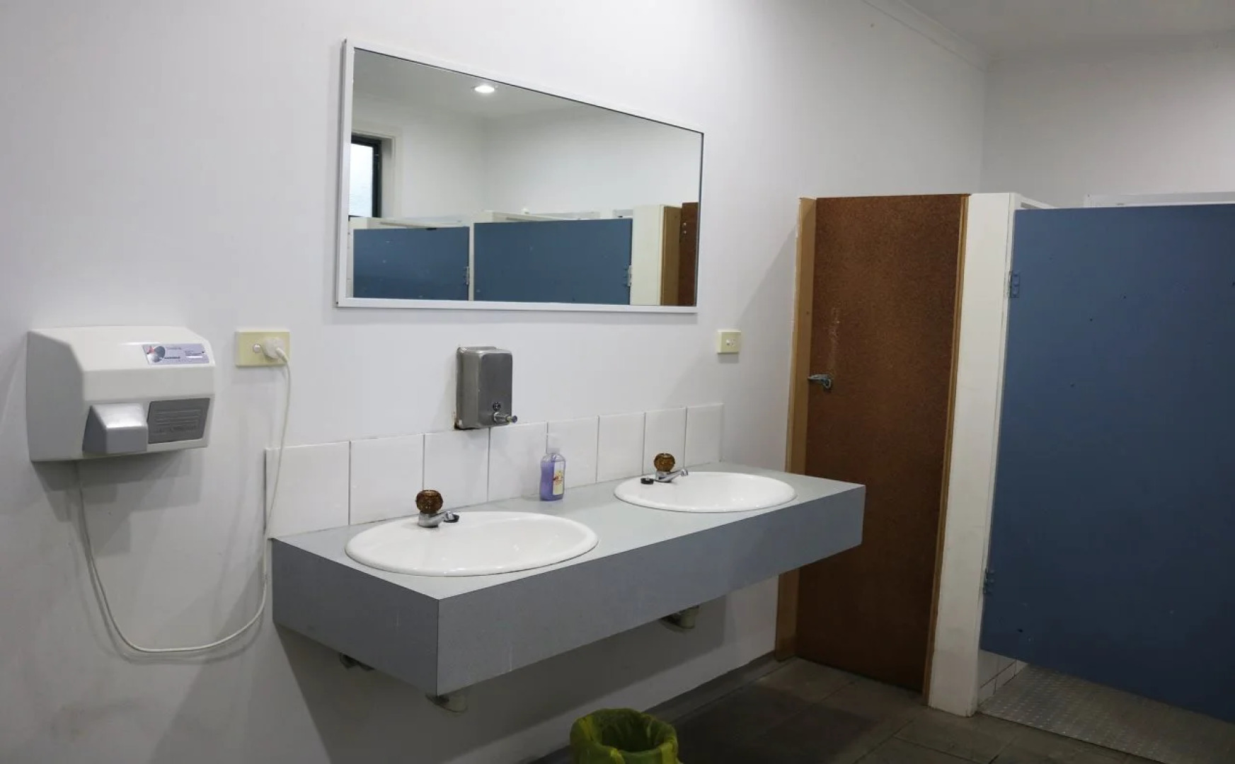 The 13th Apostle Backpackers