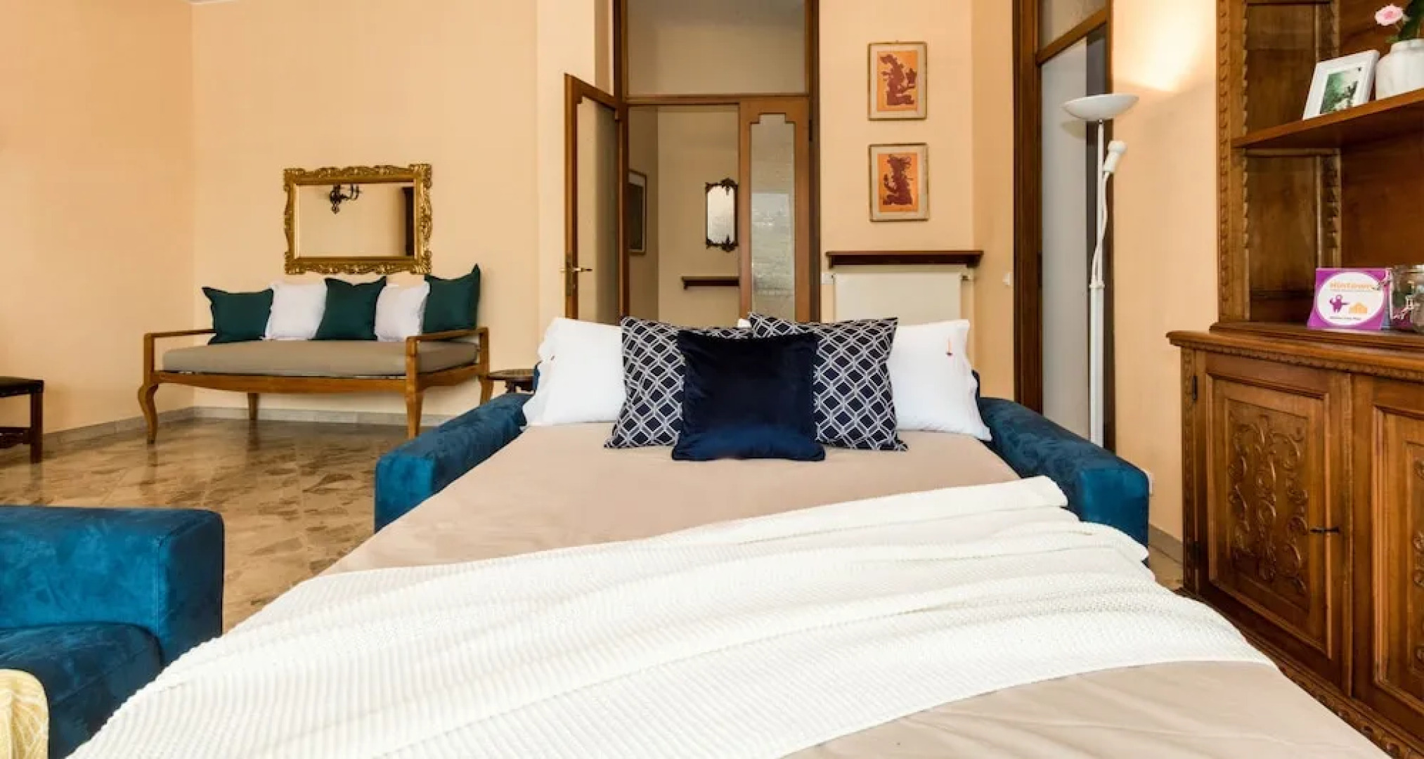 JOIVY Garden Oasis: 1BR Apt w/ Balcony & Parking