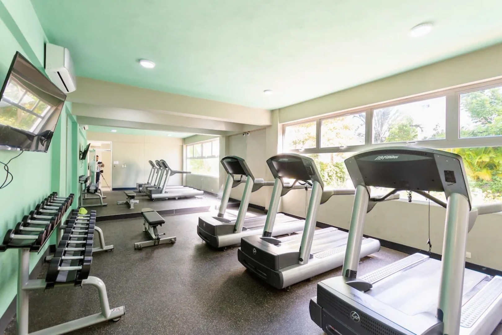 Modern Apt With free parking and AC 3brs