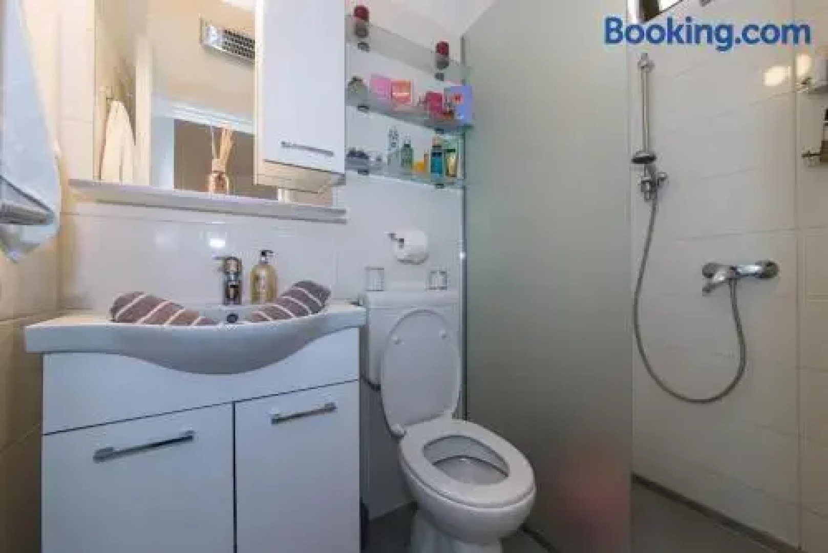 Family friendly apartment, great for children, huge yard and lots of toys